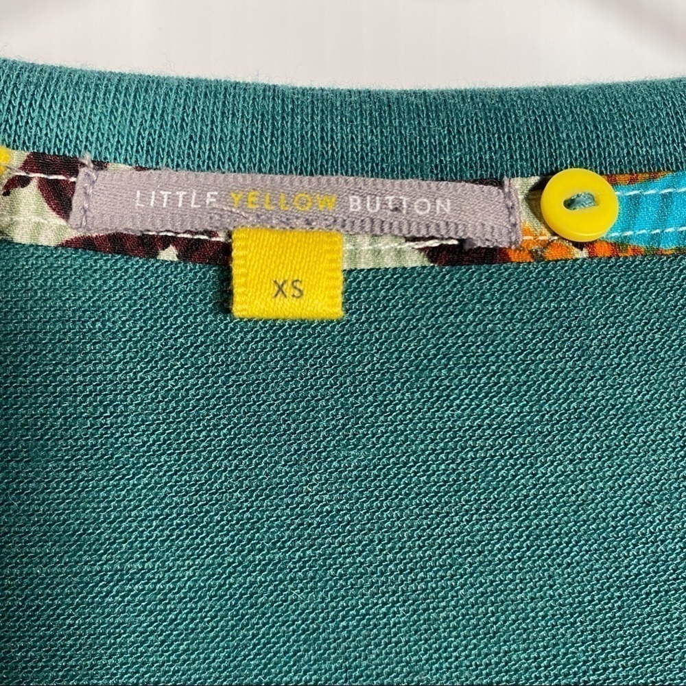 ANTHROPOLOGIE LITTLE YELLOW BUTTON Top. 3/4 roll up sleeves, side button Size XS - Picture 2 of 8